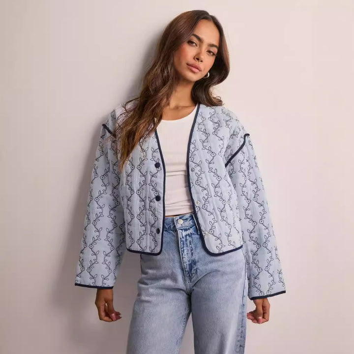 Damen gesteppte Kurzjacke mit V‑Ausschnitt, Kontrastpaspel und floraler Steppapplikation Echo Archiv