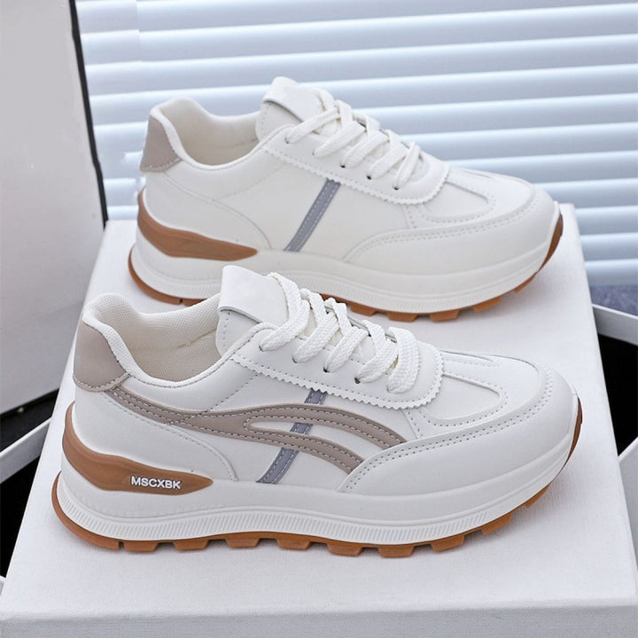 Damen Voluminöse Plateausneaker mit rutschfester Gummiprofilsohle und seitlichen Zierstreifen – Névara