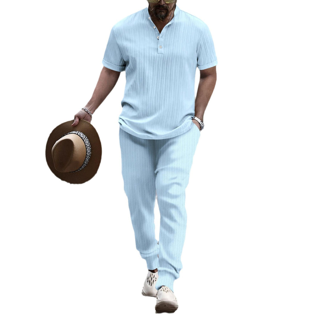 Herren kurzärmeliges Henley-Polo mit Stehkragen, feiner Längsripp-Struktur und entspanntem Relax-Fit – Cavello