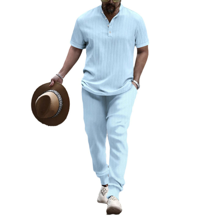 Herren kurzärmeliges Henley-Polo mit Stehkragen, feiner Längsripp-Struktur und entspanntem Relax-Fit – Cavello