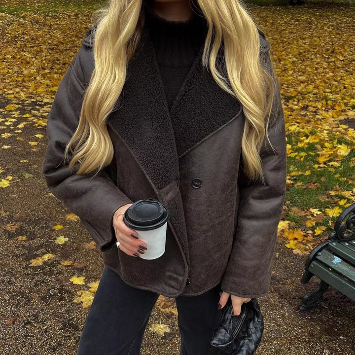 Damen Kastenförmige Kurzjacke aus Velourslederimitat mit Teddykragen und verdeckter Knopfleiste Echo Archiv