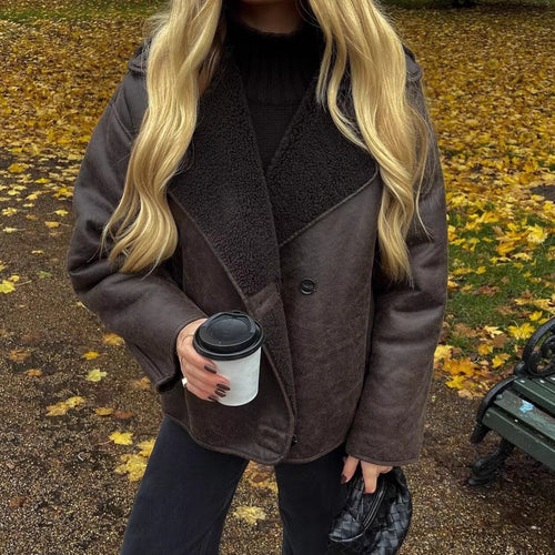 Damen Kastenförmige Kurzjacke aus Velourslederimitat mit Teddykragen und verdeckter Knopfleiste Echo Archiv