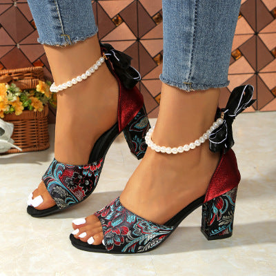 Damen  offene Mules mit besticktem Paisley-Muster, glänzender Kunstlederblatt und mittelhohem Blockabsatz Echo Archiv