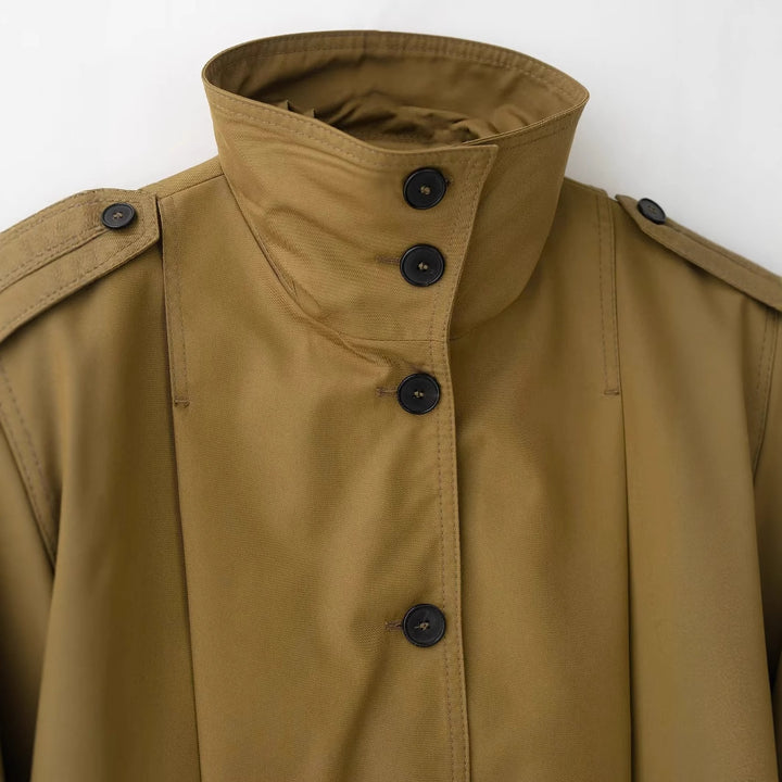 Damen kastiges Cropped-Trenchcape mit überschnittenen Schultern und dekorativen Epauletten – Célinea