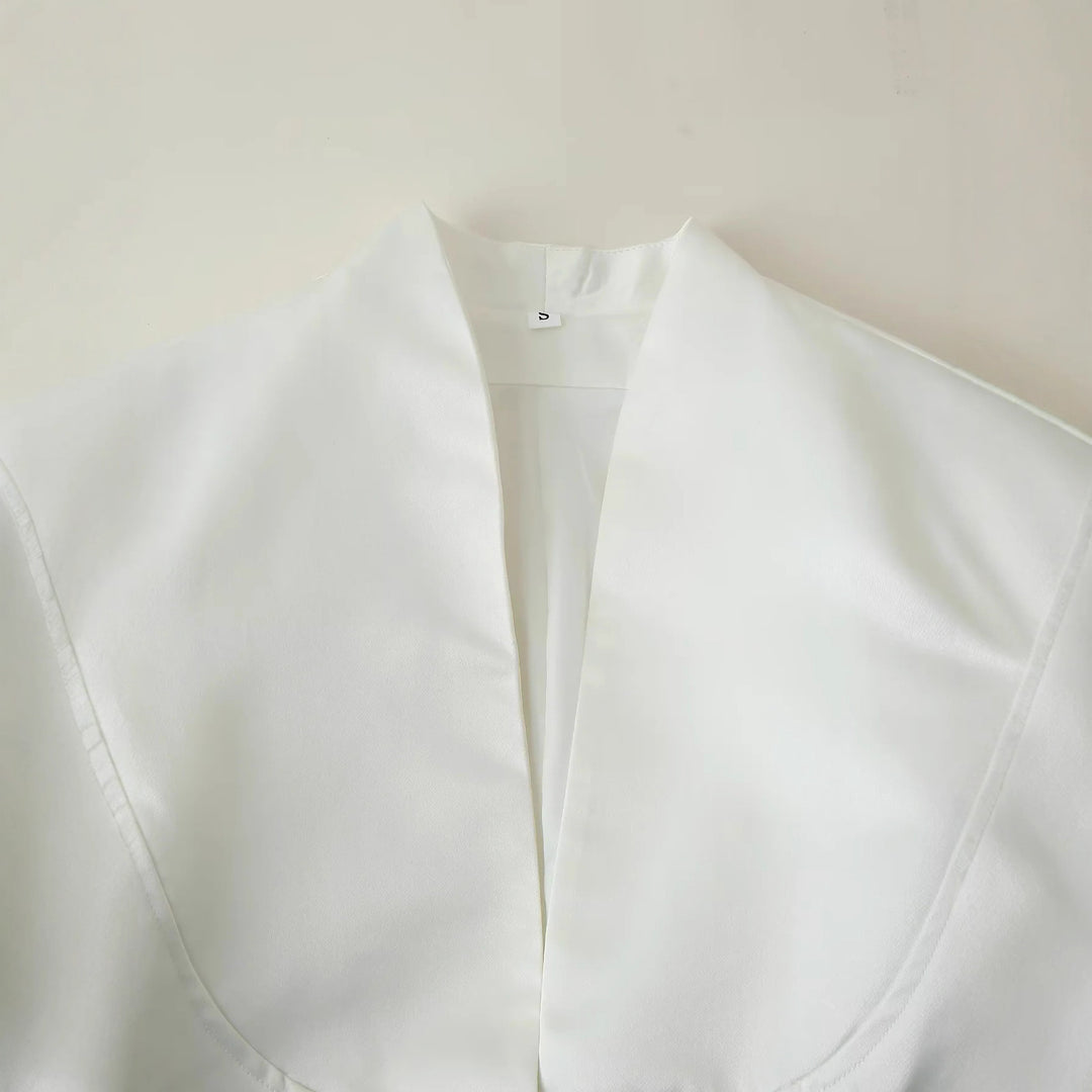 Damen taillierte Bluse mit verdeckter Knopfleiste, Wiener Nähten und elegantem V‑Ausschnitt – Élovi
