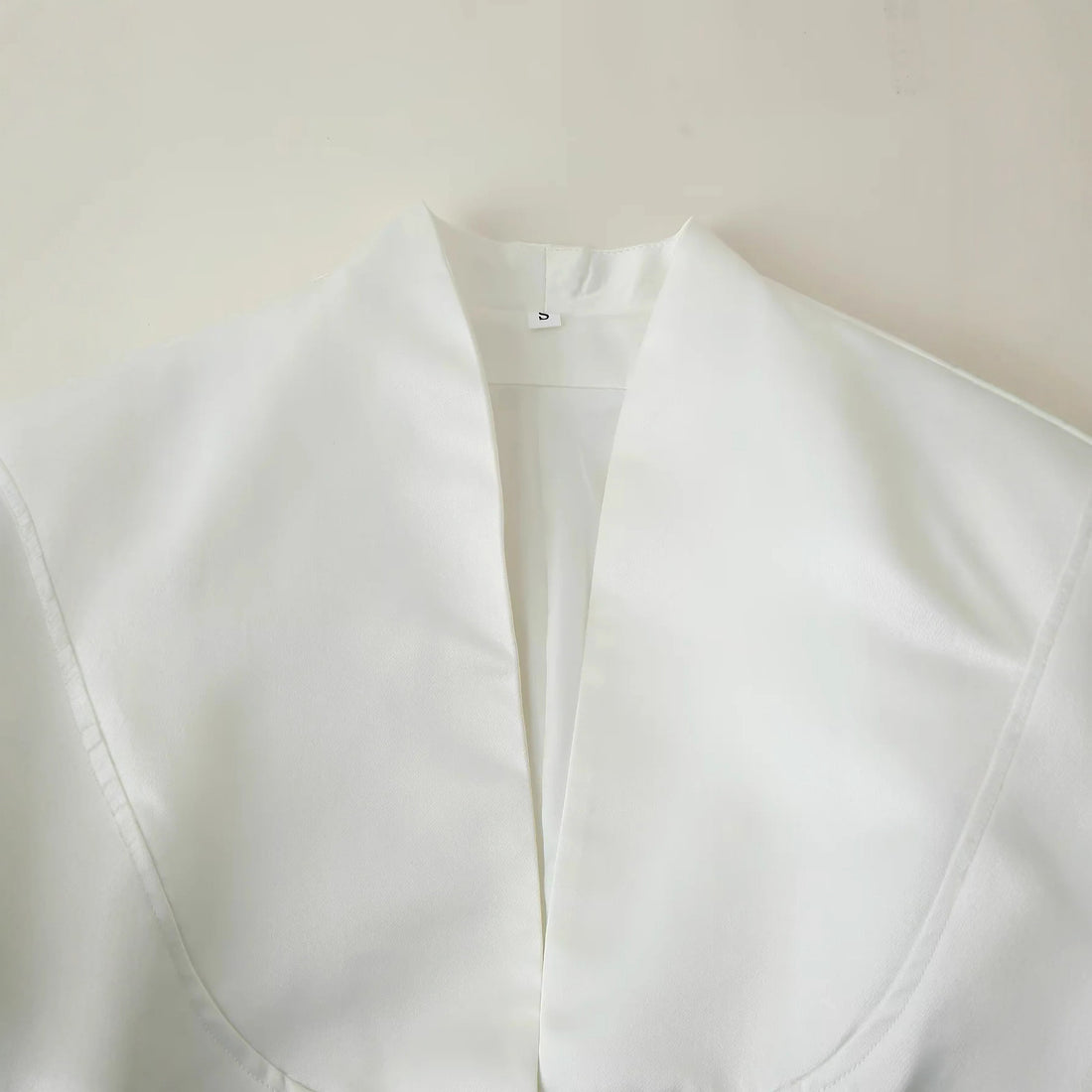 Damen taillierte Bluse mit verdeckter Knopfleiste, Wiener Nähten und elegantem V‑Ausschnitt – Élovi