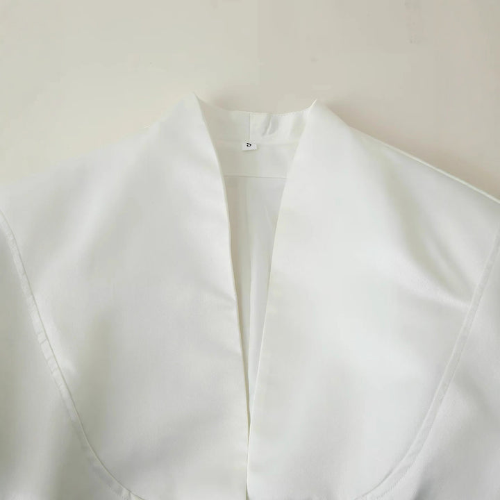 Damen taillierte Bluse mit verdeckter Knopfleiste, Wiener Nähten und elegantem V‑Ausschnitt – Élovi