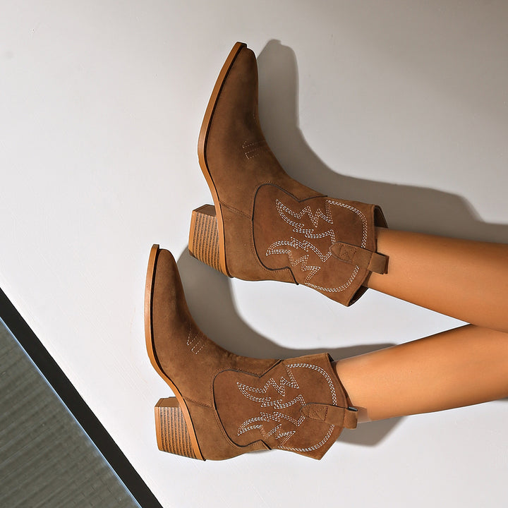 Damen nan Kurzschaft‑Westernboot mit dekorativer Stickerei, eckigem Blockabsatz und weichem Veloursfinish Echo Archiv