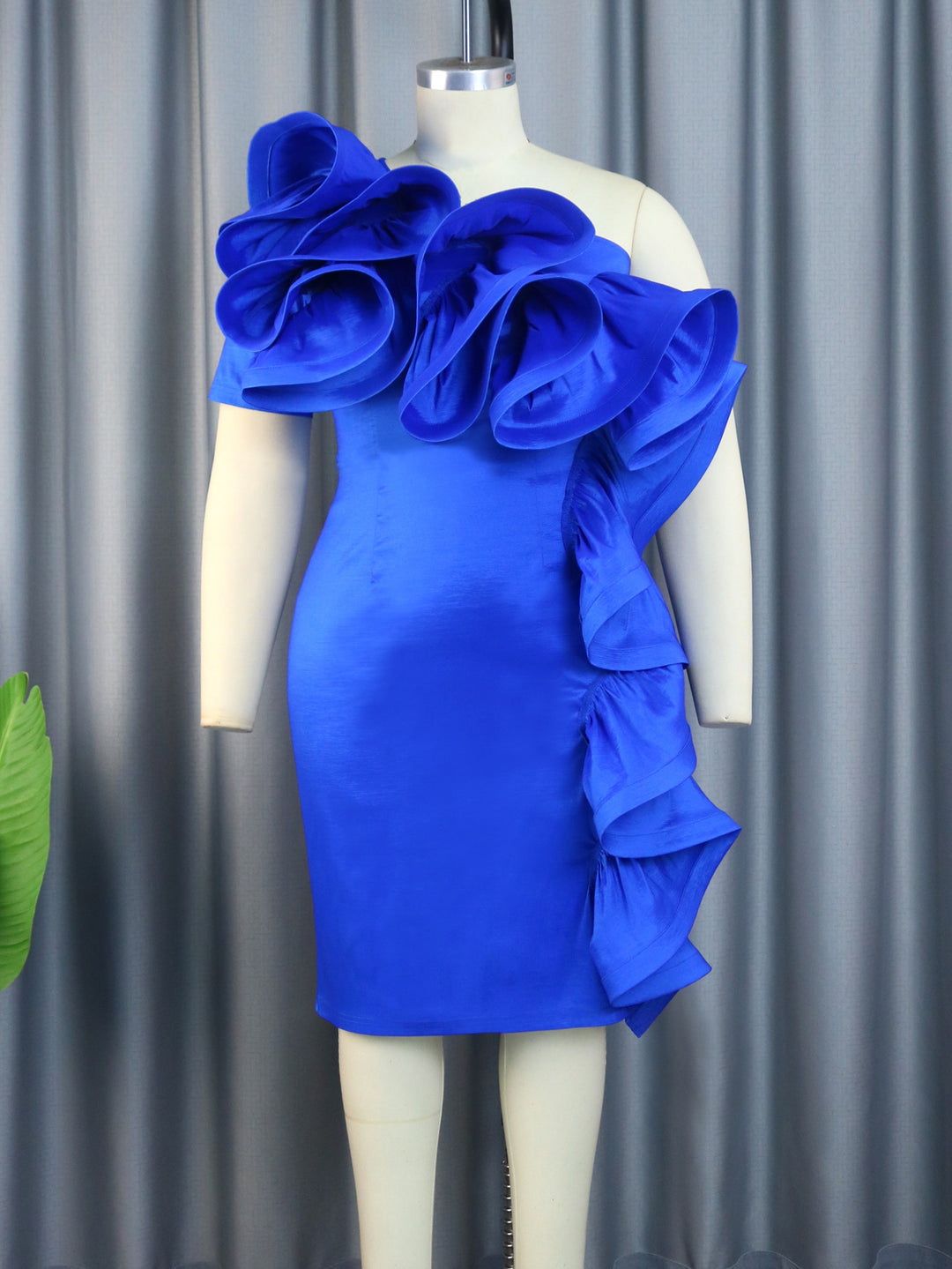 Damen elegantes Kleid mit dramatischen Rüschendetails Echo Archiv