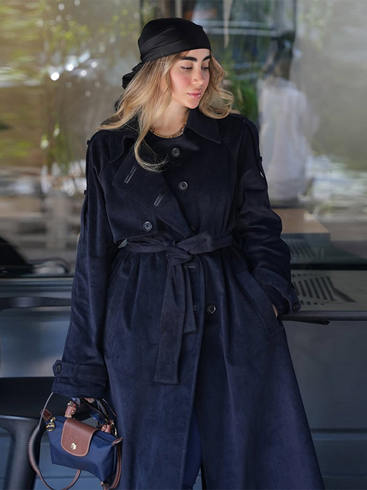 Damen langer Cord-Trenchcoat mit Bindegürtel und Oversize-Schultern Echoarchiv