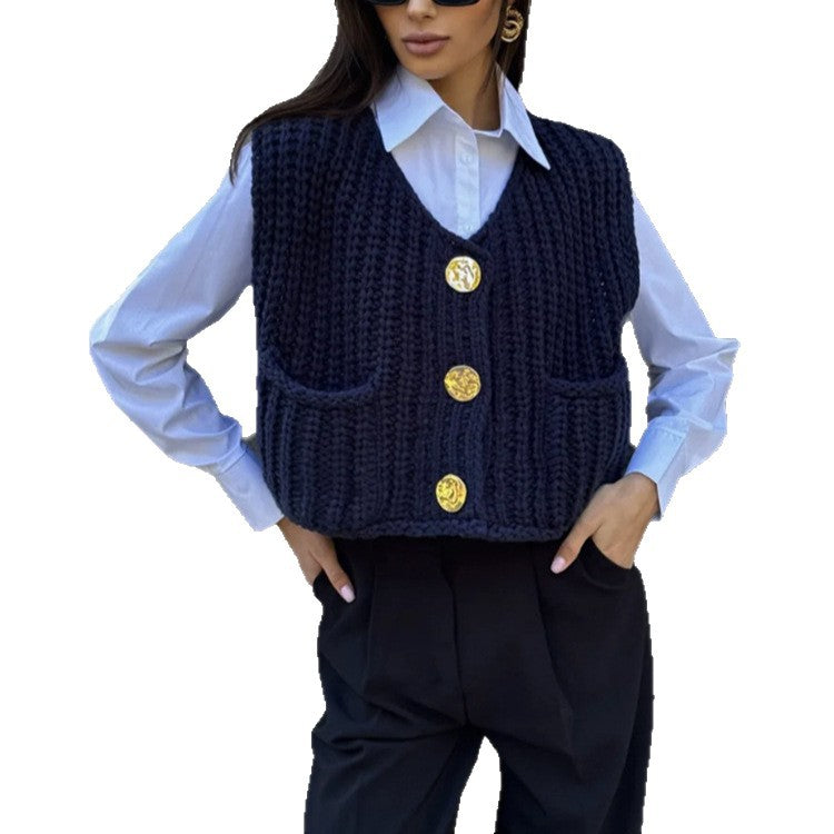 Damen Grobgestrickte Cropped Weste mit V-Ausschnitt und goldenen Zierknöpfen – Veloura
