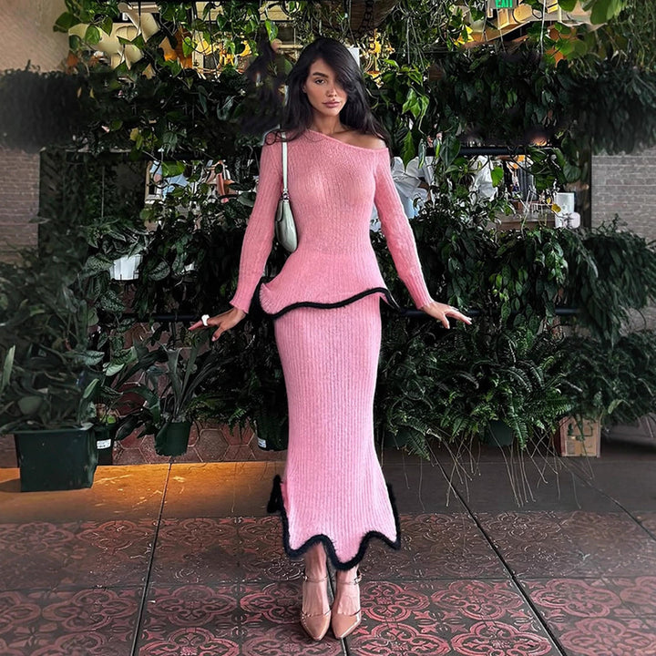Damen Figurbetontes langes Rippstrick-Kleid mit asymmetrischem Ausschnitt, Volant‑Peplum und kontrastierender Kederkante Echoarchiv
