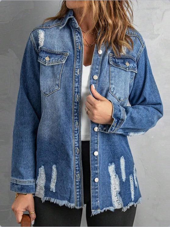 Damen Lässige Oversize-Denimjacke mit Destroyed‑Details, Hemdkragen und Fransen‑Saum Echo Archiv
