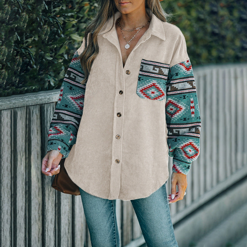 Damen Cord‑Hemdenjacke mit gemusterten Strickärmeln und aufgesetzter Brusttasche – Célinea