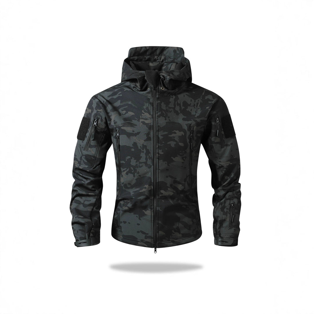 Herren Taktische Softshelljacke mit Kapuze, Camouflage‑Design und Multifachtaschen – Taviero