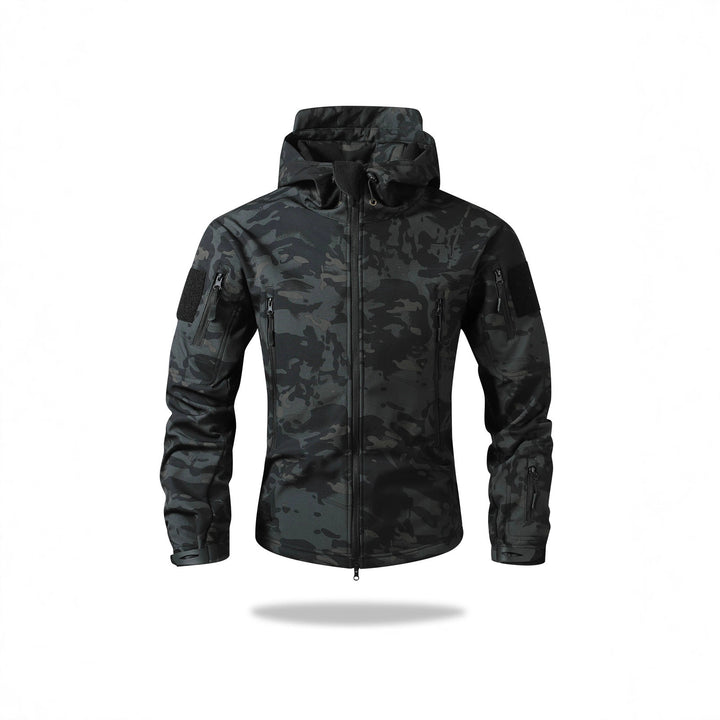 Herren Taktische Softshelljacke mit Kapuze, Camouflage‑Design und Multifachtaschen – Taviero