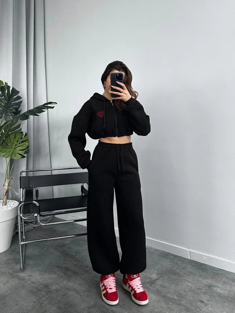 Damen Gekürztes Kapuzen‑Zip‑Set mit Herz‑Stickerei und weiter High‑Waist Jogginghose – Avérine