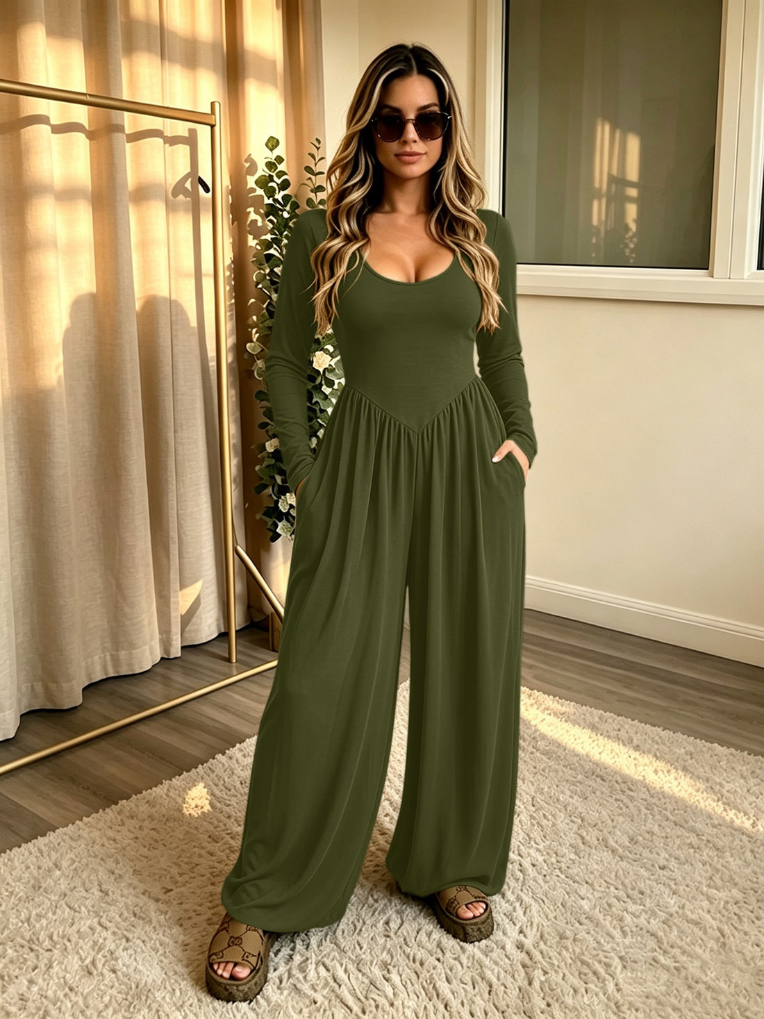 Damen Langer Jumpsuit mit weitem Bein, tiefem Rundhals und Eingrifftaschen Echoarchiv
