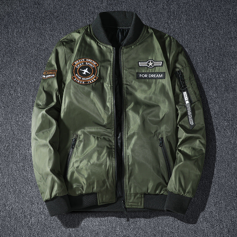 Männermode  leichte glänzende Nylon Bomberjacke mit Badge-Detail, verstecktem Sturmblenden und Reißverschlusstaschen am Ärmel Echo Archiv