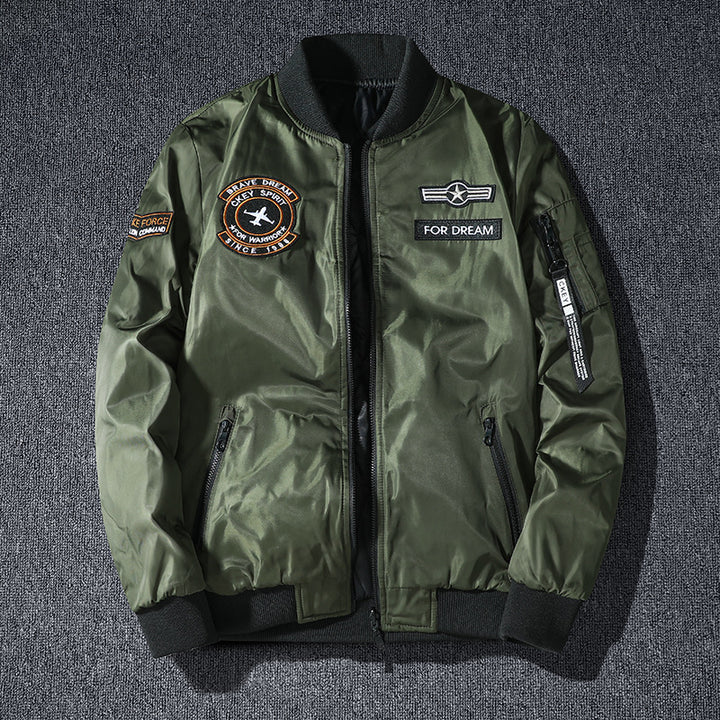 Männermode  leichte glänzende Nylon Bomberjacke mit Badge-Detail, verstecktem Sturmblenden und Reißverschlusstaschen am Ärmel Echo Archiv