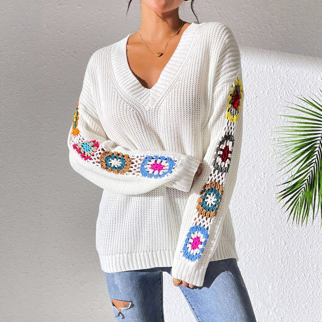 Damen Modischer Strickpullover mit V-Ausschnitt und bunten Stickereien – Mavelle