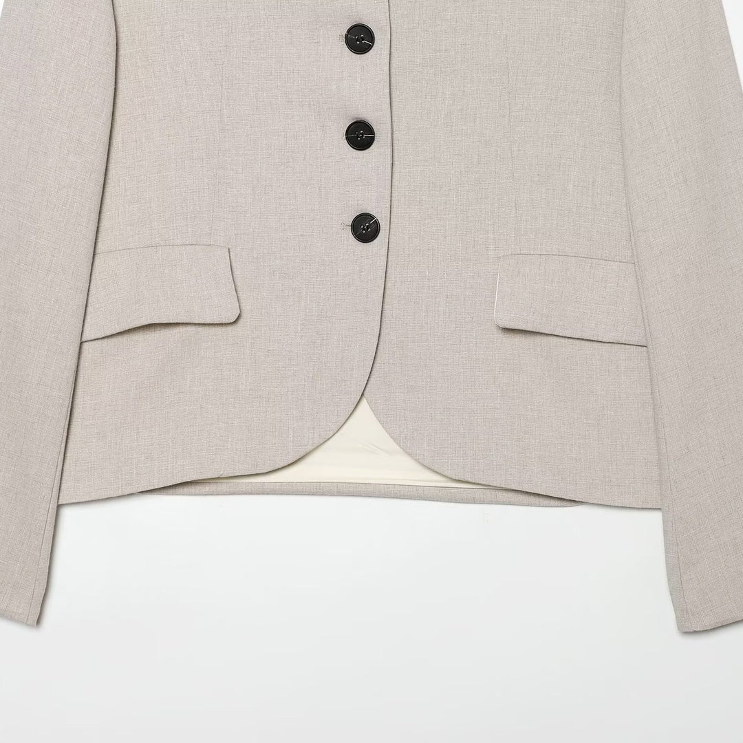 Damen Kurzblazer mit minimalistischer Linienführung, abgerundetem Saum und Pattentaschen Echo Archiv