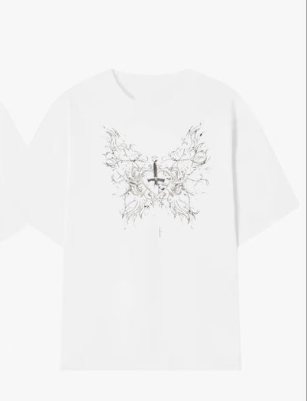 Damen T-Shirt mit künstlerischem Schmetterlingsdesign und herzförmigem Akzent Echo Archiv