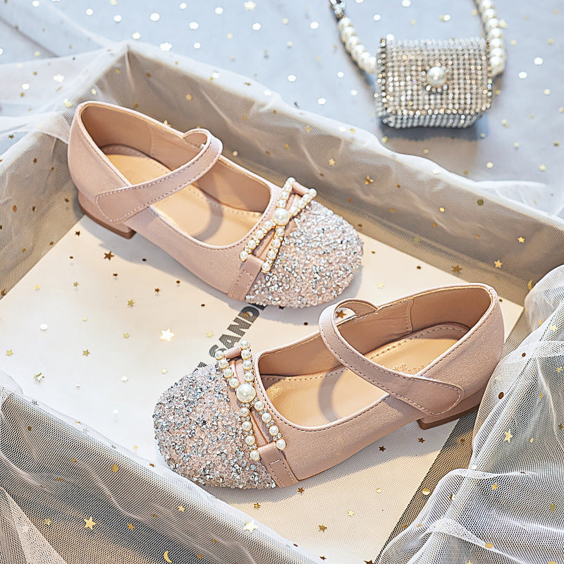 Mädchen Ballerinas mit Perlenschmuck und Glitzer Echo Archiv