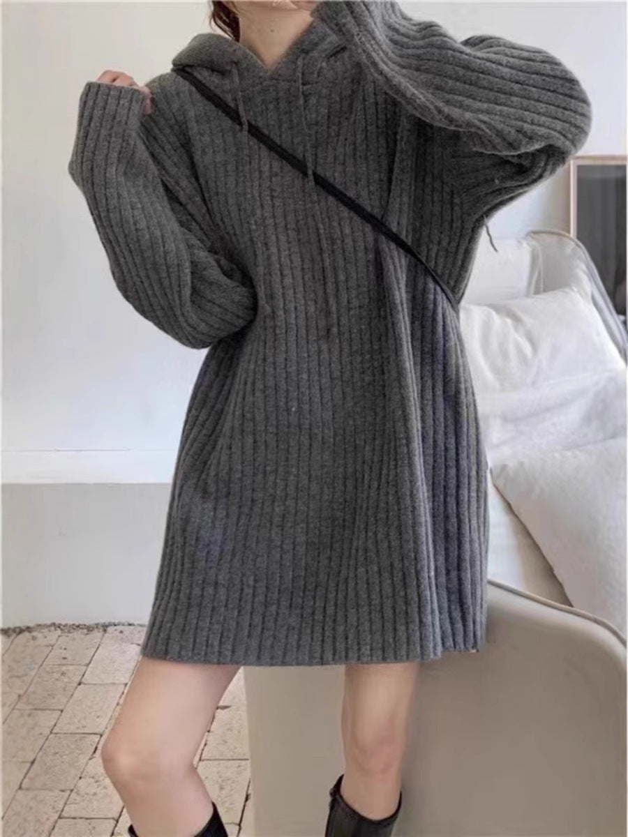 Damen Strick‑Kapuzenkleid mit gerippter Struktur und oversized Silhouette Echoarchiv