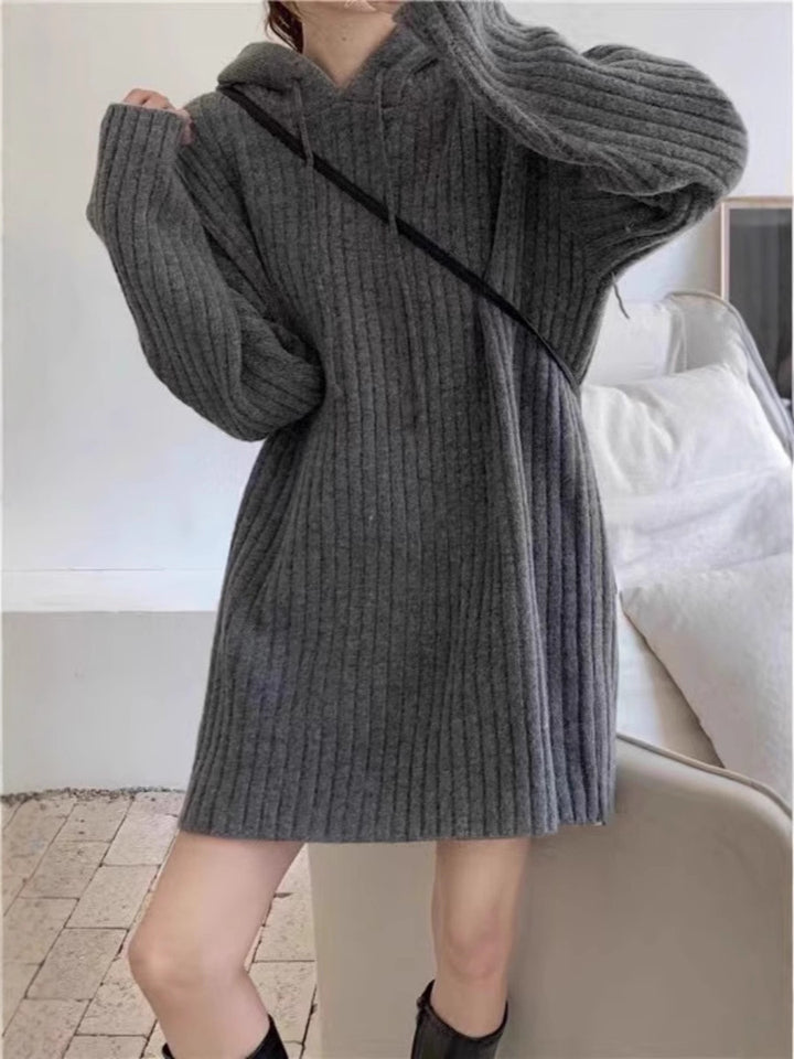 Damen Strick‑Kapuzenkleid mit gerippter Struktur und oversized Silhouette Echoarchiv