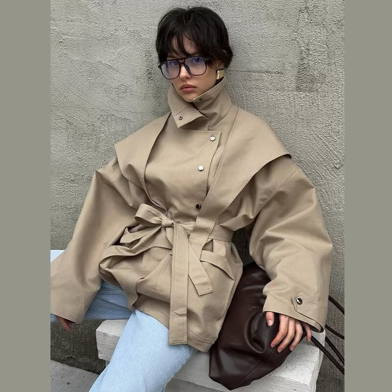 Damen 10+ taillierte Kurzjacke mit Schultercape, Stehkragen und Bindegürtel Echo Archiv