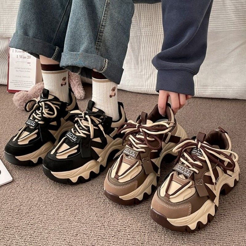 Damen Wellen-Plateau-Sneaker mit Multi-Layer-Obermaterial und Zierbändern – Névara