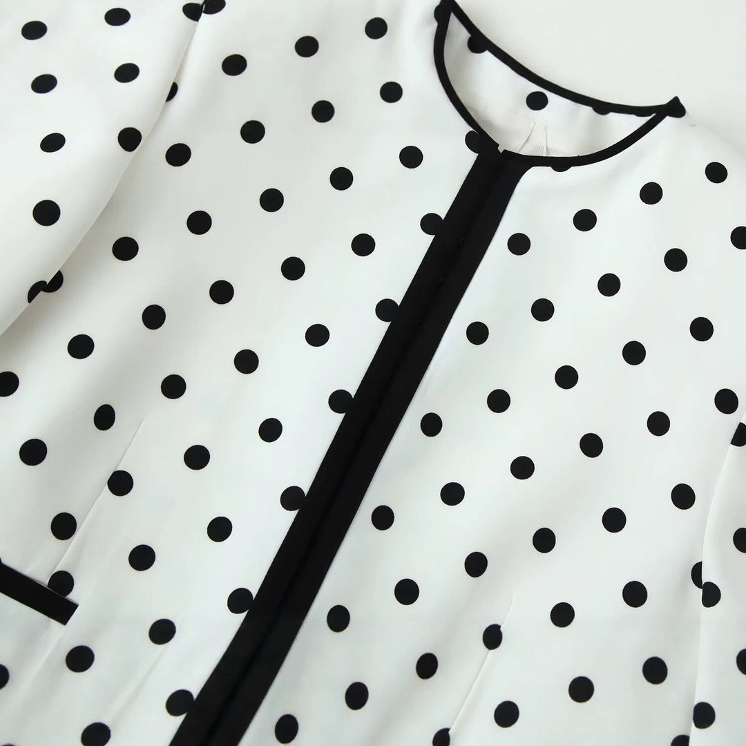 Damen Kurzblazer im Punkte-Design mit schwarzer Kontrastpaspel und Rundhalsausschnitt Echoarchiv