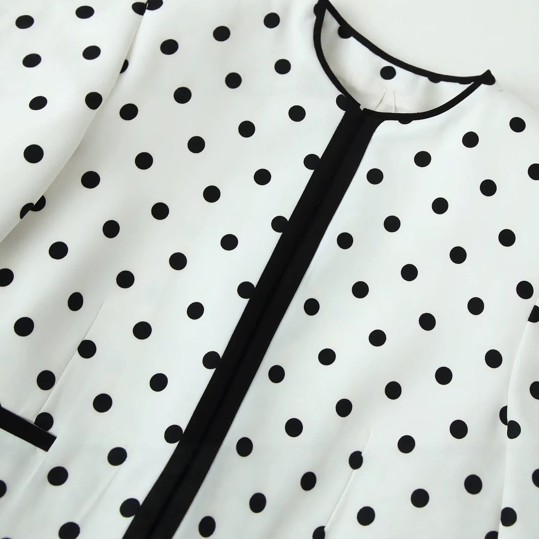 Damen Kurzblazer im Punkte-Design mit schwarzer Kontrastpaspel und Rundhalsausschnitt Echoarchiv