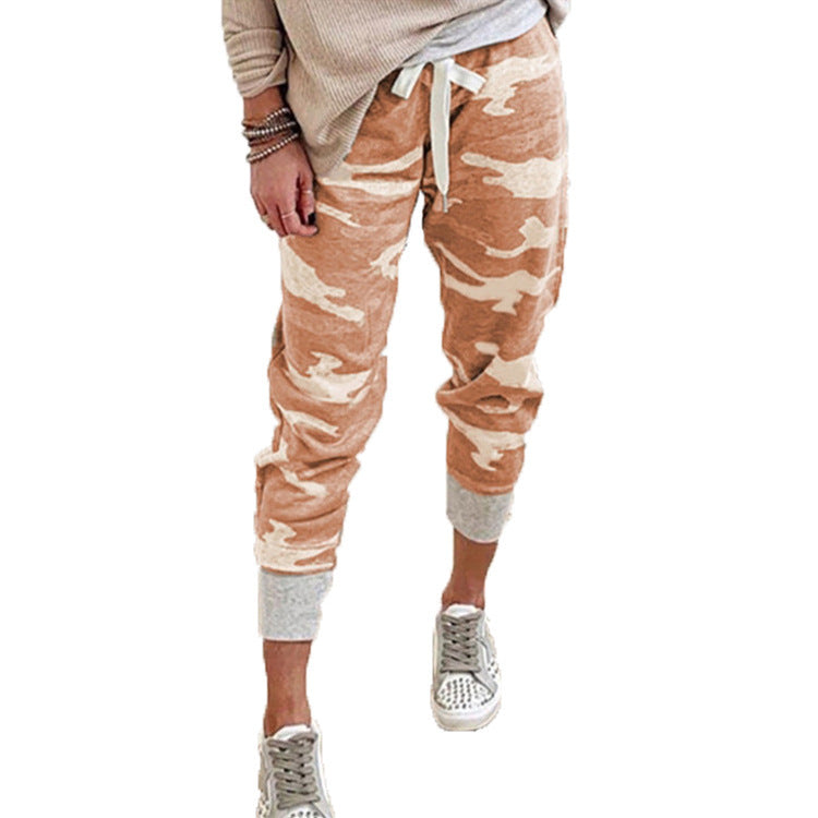 Damen Kordelzug-Jogpant im Camouflage-Look mit schmalem Fußbündchen – Avélisse