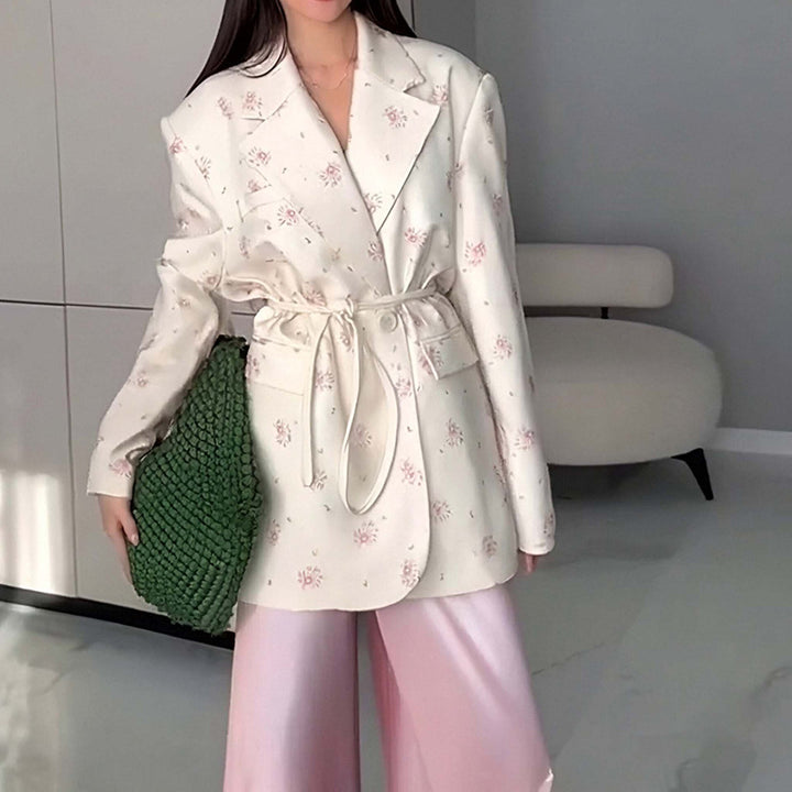 Damen nan taillierter Blumenblazer mit Bindegürtel und Reverskragen Echo Archiv