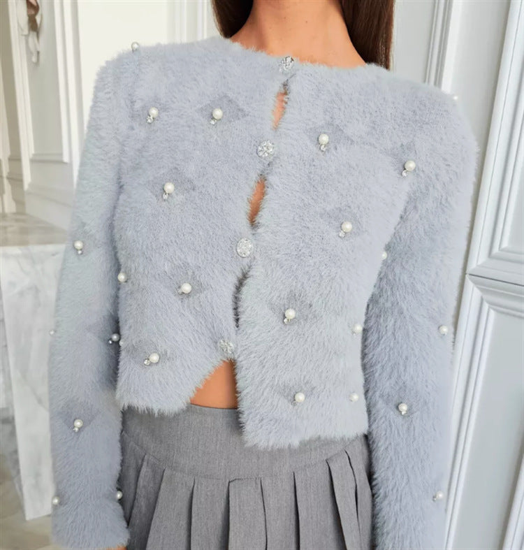 Damen Flauschiger kurzgeschnittener Perlen-Cardigan mit strassbesetzten Schmuckknöpfen – Veloura