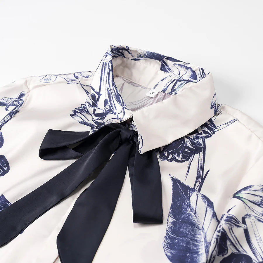Damen satiniertes Hemd mit Schleifenkragen und floralem Print – Élovi
