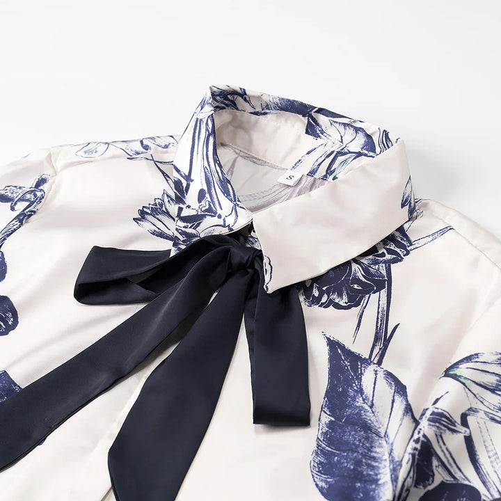 Damen satiniertes Hemd mit Schleifenkragen und floralem Print – Élovi