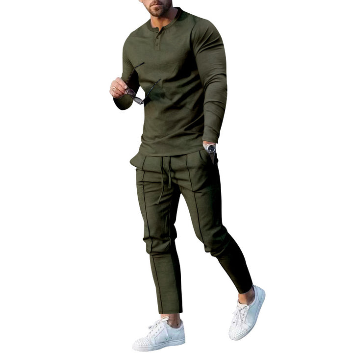 Herren athletisches Freizeit-Ensemble mit langärmligem Henley-Oberteil und bequemen Jogginghosen Echoarchiv