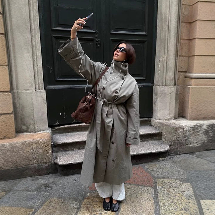 Damen Maxi-Trenchcoat mit hohem Stehkragen, doppelreihiger Knopfleiste & Taillengürtel Echoarchiv