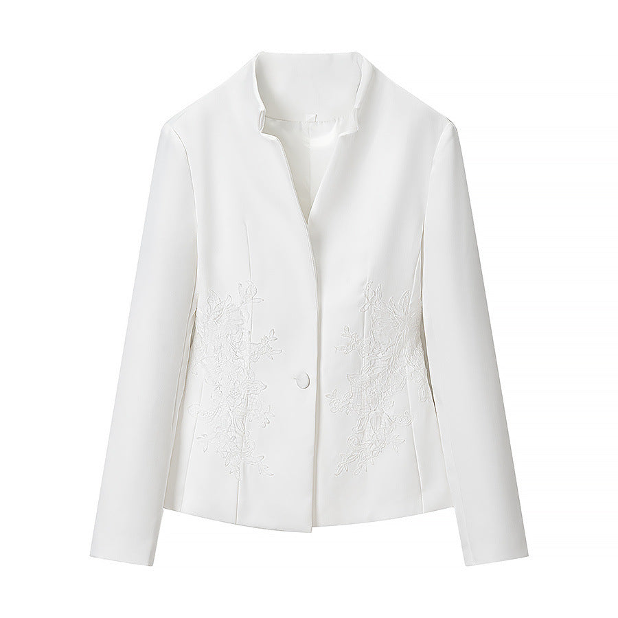 Damen Taillierte Kurzjacke mit Stehkragen und floraler Stickerei Echo Archiv