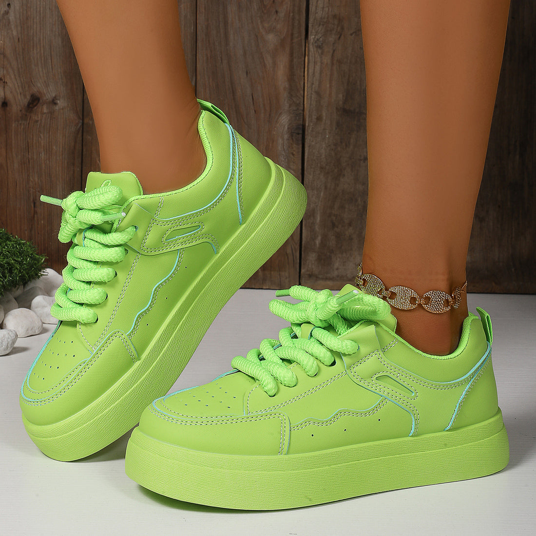 Damen Plateau-Sneaker mit dicker Laufsohle, übergroßen Schnürsenkeln und gepolstertem Knöchelbereich – Névara