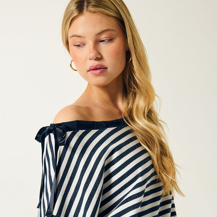 Damen Oversize-Sweatshirt im Marinelook mit Off-Shoulder, Knopfleiste und Satinschleifen Echoarchiv