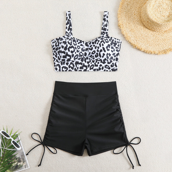 Damen Bikini-Set mit asymmetrischem Oberteil und sportlichen Shorts Echo Archiv