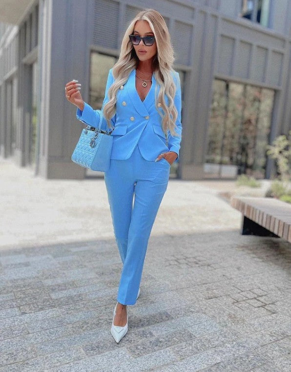 Damen Taillierter Hosenanzug mit tiefem Revers, Slim-Hose und goldenen Zierknöpfen – Avélisse