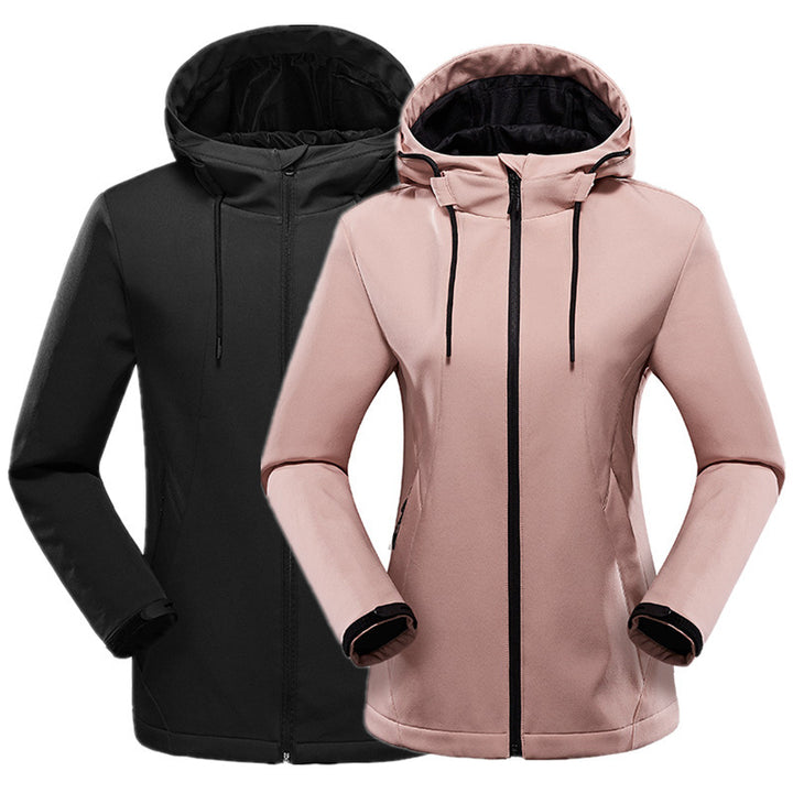 Damen Taillierte Softshell-Jacke mit Kapuze, winddichter Membran und verdeckten Reißverschlüssen – Célinea