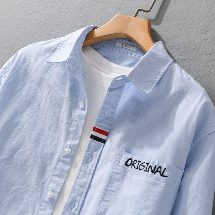 Herren Lockeres Baumwollhemd mit Brusttasche und Original‑Stickerei Relaxed‑Fit Echoarchiv