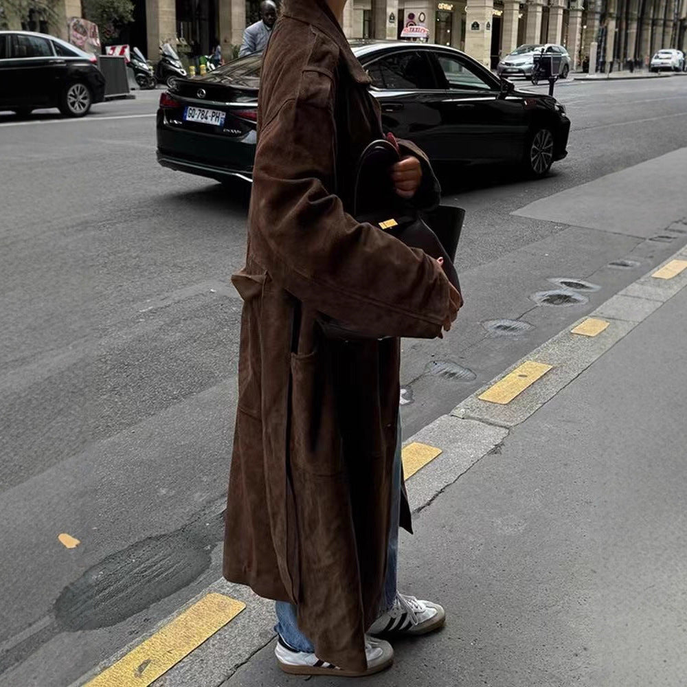 Damen Midilanger Oversize-Trenchcoat aus Veloursimitat mit doppelreihiger Knopfleiste, Schulterpatten und Bindegürtel Echo Archiv