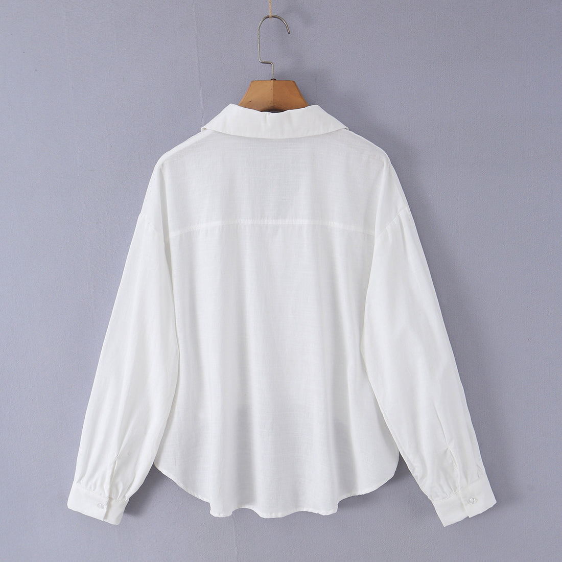 Damen lockere Baumwollbluse mit V-Ausschnitt, Hemdkragen und gerafftem Zipfelsaum – Élovi